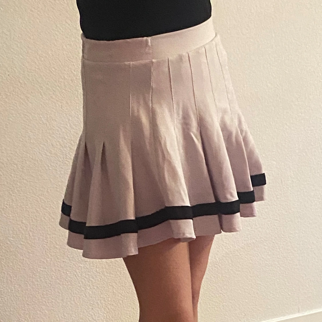 Beige kortkjol med svarta detaljer Från BERSHKA - 2