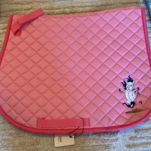 Fint mulle schabrak! - Fint rosa mulle schabrak, tidigare köpt på hööks. Aldrig använt men har legat bland hästgrejer så det kan ligga några små hästhår men det är inget man märker av.💞