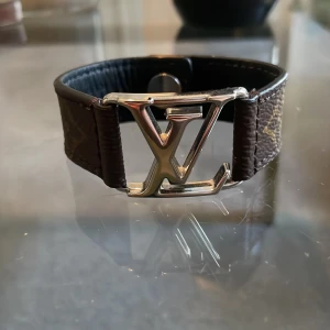Brunt LV armband - Säljer mitt bruna LV armband, bra skick och riktigt snyggt