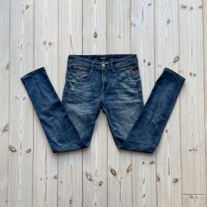Replay jeans med slitningar - Säljer nu dessa feta Replay anbass med snygga slitningar i bra skick. Storlek: 29W 32L. Skriv vid minsta lilla fundering eller för mer bilder! 🤩