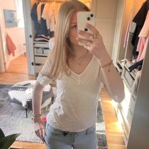 snygg vit blus - super söt vit top med v ringad hals och fina detaljer. den är lite skrynklig just nu men kan stryka den om de önskas innan jag postar!