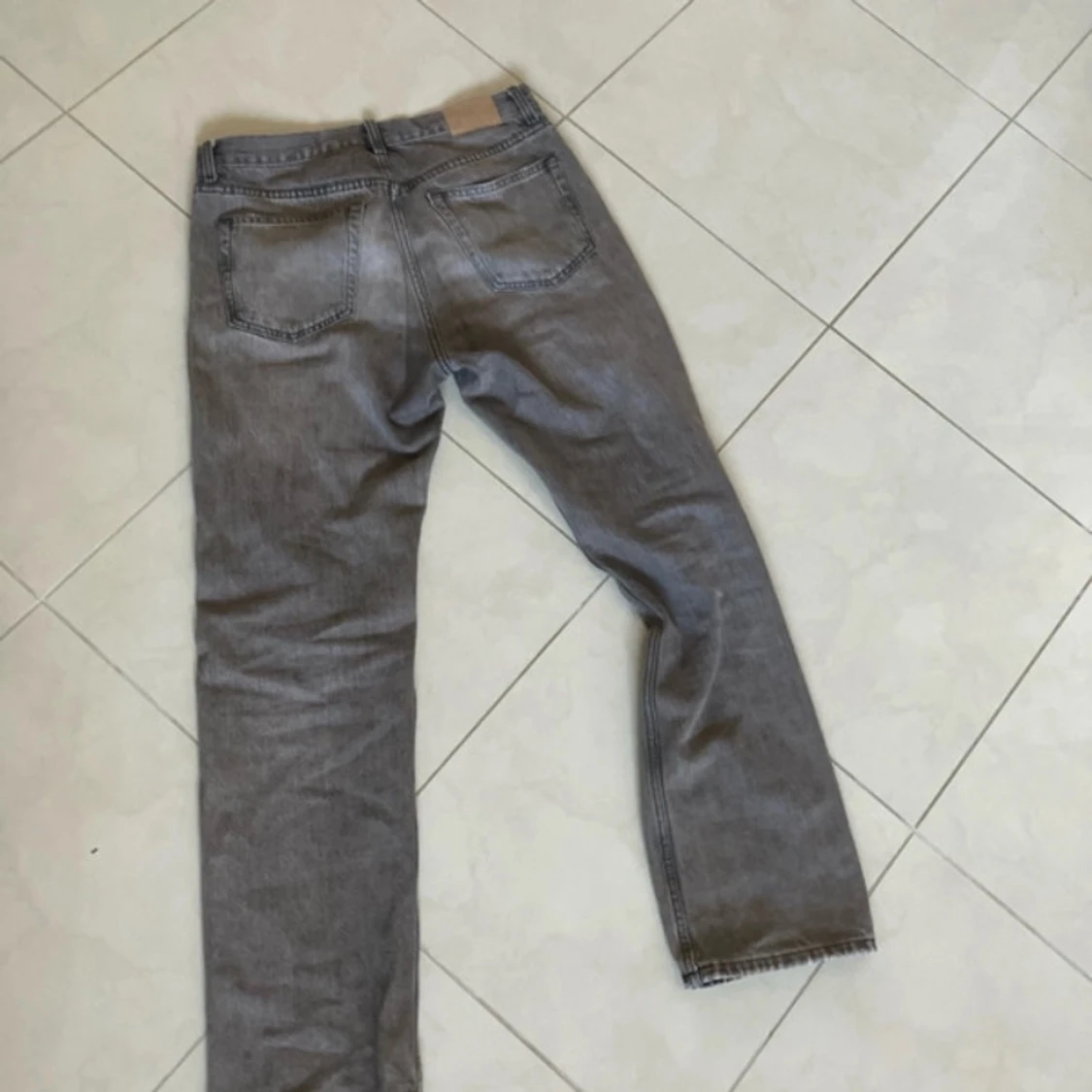 Grå Weekday Jeans - 1