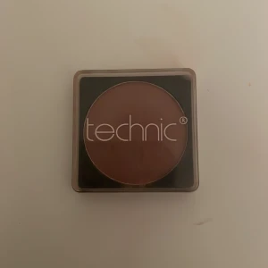 Rouge från Technic - Säljer ett rouge från Technic i en kompakt fyrkantig förpackning. Perfekt för att ge kinderna en fräsch och naturlig färg. Innehåller 4g produkt och har en hållbarhet på 36 månader efter öppning.