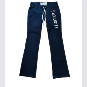 Hollister mjukisbyxor - Supermysiga lågmidjade mjukisbyxor från gamla hollister i bootcut-modell. Storlek s och fint skick!! Använd köp nu💗