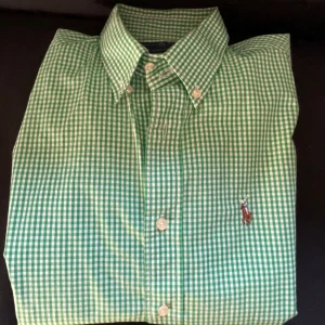 Ralph Lauren skjorta - Fet Ralph Lauren skjorta i strl M SLIM, kom dm för mer info!