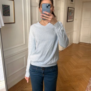 V ringad - V ringad ljusblå tröja. Från Dressman. Bomull.