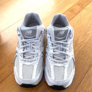 Sneakers New Balance - Snygga vita sneakers från New Balance 530 med silver grå detaljer och snörning. Storlek 37. Nästan oanvända, ny pris 1400kr.