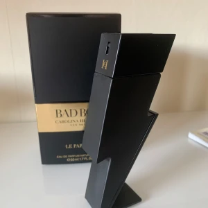Carolina Herrera Bad Boy Le Parfum - Tja, jag säljer en Bad Boy Le Parfum från Carolina Herrera. En riktigt god och manlig parfym som passar året om. Den är lite använd, men i otroligt bra skick. Originalförpackningen följer såklart med också. Nypriset ligger just nu på 1029kr för 50ml. Priset kan diskuteras och det är bara att skriva om du undrar något!