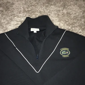 Lacoste Paris Zip-Up - Säljer min sköna Lacoste zip-up i storlek M. Jag har bara använt detta plagg en gång så är den är helt  ny. Nypris: 1500    Mitt pris: 650. Pris kan diskuteras 