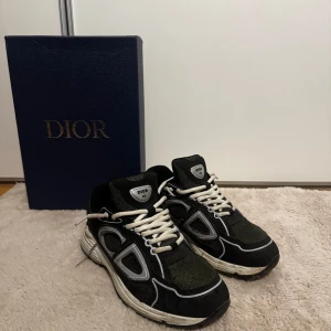 Dior b30 - Tja säljer nu mina dior b30 då dom börjar bli för små för mig! Box följs med. Och kan även tvättas vid köp!. Skriv för mer info!