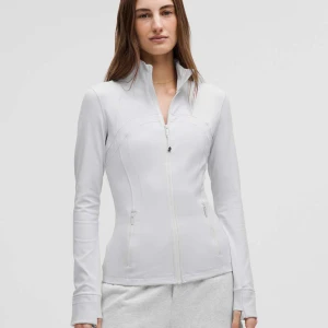  Lululemon define jacket  - Mycket bra skick med prislapp! Storlek 6 motsvarar en s/m. Den är i modell luon i färgen ultra light gray