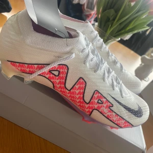 Nike mercurial Vapor 15 elite - Tja! Säljer nu dessa juveler:( eftersom dom är för smala. Köpte på Nike i Malaga och kvittot finns. Aldrig använda. Skicka gärna dm för fler bilder och kvittot☺️