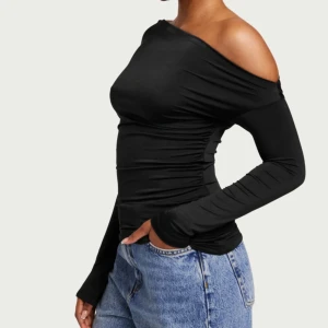 Svart offshoulder topp storlek S - Snygg svart offshoulder sommar topp med lång ärm. prislapp på helt ny inga defekter jättefint online pris 350