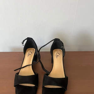 Svarta klackskor  - Svarta klackskor storlek 38, använda en gång och så gott som nya. Köpta för 400kr. Perfekta till bal eller liknande