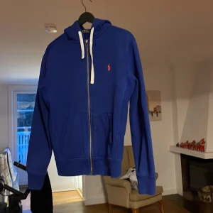 Polo Ralph lauren zip hoodie  - Ralph lauren zip hoodie i väldigt bra skick 9.5/10 i storlek S vid frågor eller funderingar hör av er