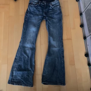 Blå bootcut jeans - Snygga blå lowwaist bootcut jeans. Säljer dem då de är lite stora på mig. Det är samma modell som jeansen på sista bilden, men bara en annan färg (jeansen är i modellen Flame). Är inte helt säker på storleken men har för mig att de är i storlek S. Har ett par likadana i svart på min profil! Gå gärna in och kolla!🫶
