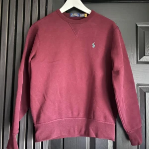 Vinröd Ralph Lauren tröja - Jävligt fet vinröd Ralph Lauren tröja med grön logga på bröstet! Skick 9/10, Storlek XS, Köpt på NK