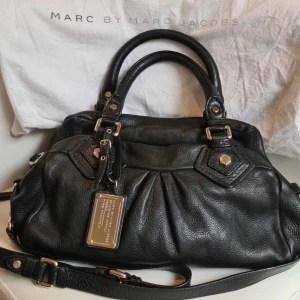 Marc Jacobs väska - Säljer denna ur snygga och populära väskan från marc Jacobs med silverdetaljer❣️unik och eftertraktad då den inte säljs längre!