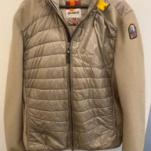 Parajumpers jacka - Jacka i väldigt bra skick, nästintill oanvänd.               Pris kan diskuteras.