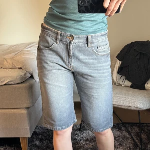 Jorts  - Skitsnygga ljusgrå jorts från esprit, W32 så passar s/m beroende på önskad passform💕hittade en svag blå linje/fläck på höger bakficka, se bild 3💕💕