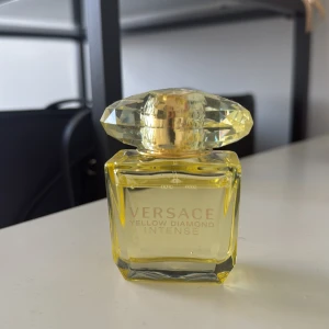 Versace Yellow Diamond Intense Parfym - Säljer en elegant Versace Yellow Diamond Intense parfym. Flaskan är gul och formad som en diamant, vilket ger en lyxig känsla. Perfekt för den som älskar en intensiv och strålande doftupplevelse. Flaskan är kompakt och lätt att ta med sig. 30ml