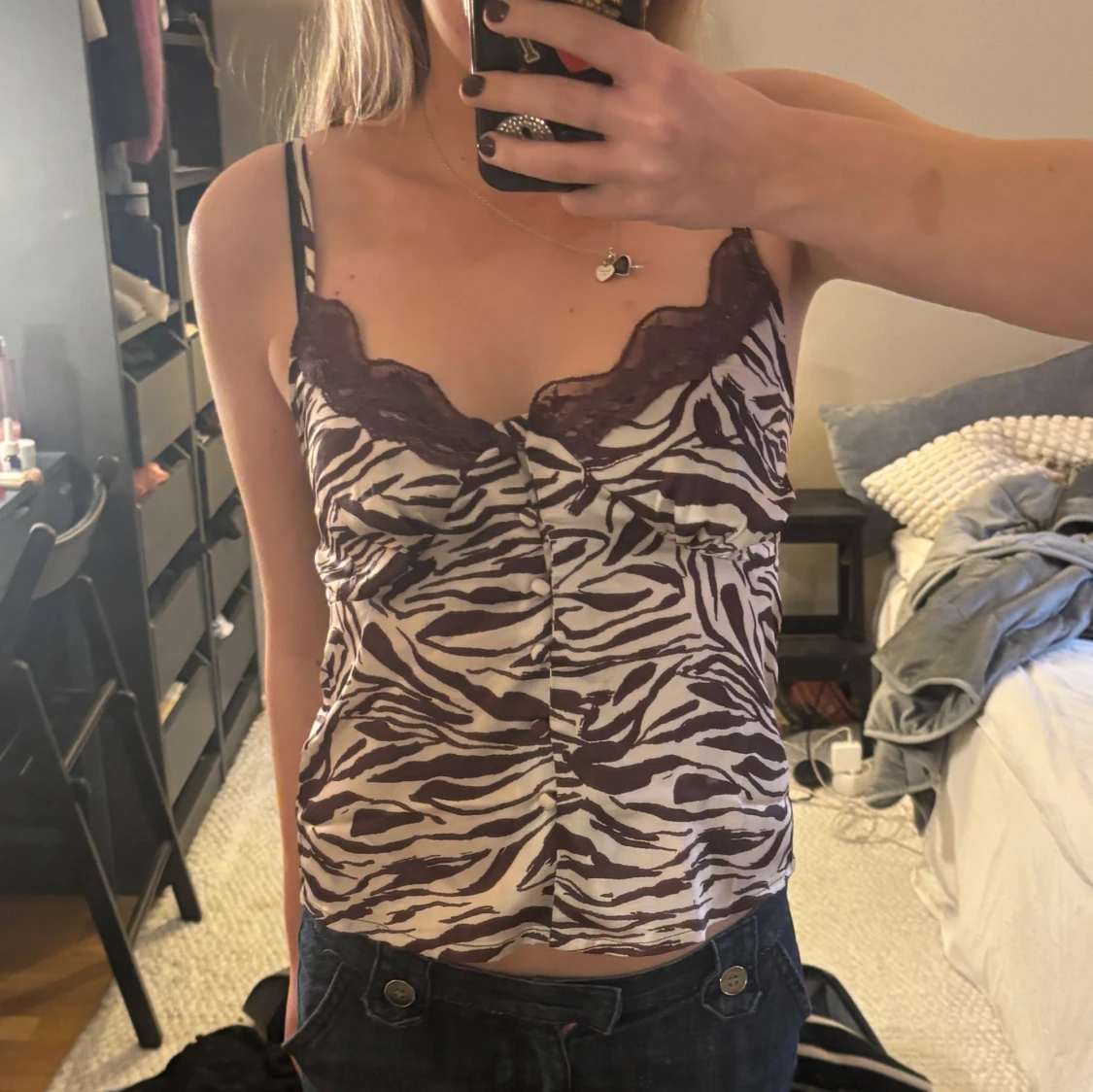 Zebramönstrad linne med spetsdetaljer