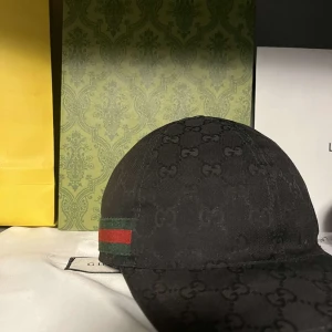 Svart keps från Gucci - Snygg svart keps från Gucci med det ikoniska GG-mönstret. Kepsen har en justerbar rem baktill och en röd och grön randdetalj på sidan. Perfekt för att ge din outfit en lyxig touch. för mer frågor eller funderingar så är det bara att ställa till de, ingen byte och vill helst mötas upp. priset kan också diskuteras men sista pris är 1600