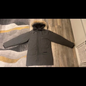 Canada goose black label long parka med päls  - Säljer den skönaste vinter jackan jag ägt med dem dem mjukaste fickorna den e är i ett ganska bra skick har även kem tvätta den så den är extra fräsch tyvärr så är de dags för den att gå vidare   Pris kan diskuteras vid snabb affär 