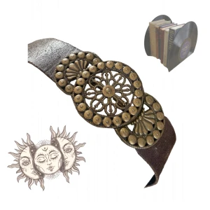 Hippie skärp - Brunt skärp med guld/brons-färgat spänne. Thriftat och rätt slitet men långt ifrån färdiganvänt. Längd: 95 cm. Med spännet: 110 cm~. Läs gärna bion innan köp.