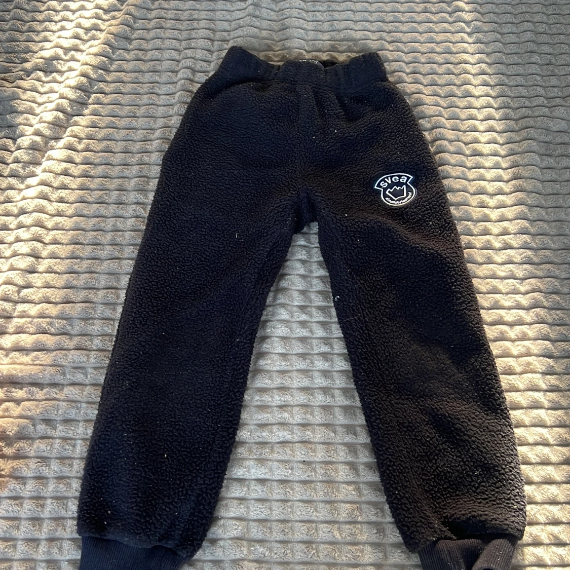 Svarta fleecebyxor med broderad detalj