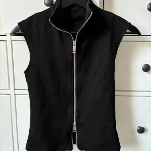 Topp m dragkedja - Topp från zara med dragkedja. Går att zippa både uppifrån och nerifrån 