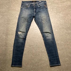 Replay jeans - Blå replays i storlek 31 mått: 39,101,15. Modellen är 178,65kg. Skulle säga skinny fit modell Jondrill. Rätt snygga slitningar. Skickar snabbt, skriv vid minsta fråga