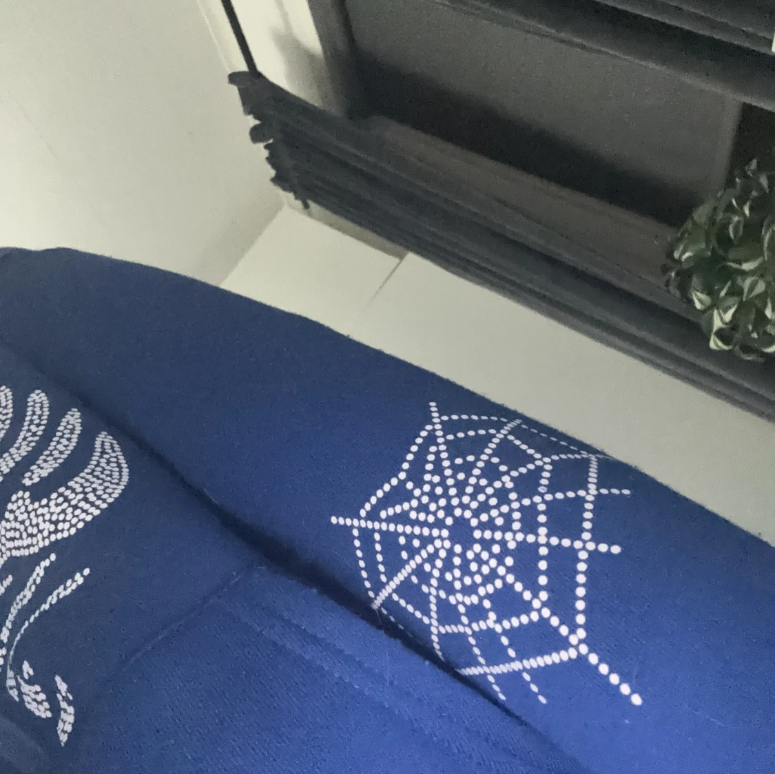 Blå hoodie med skelettmönster från Shein - 2