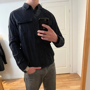 Mörkblå Overshirt med Dragkedja - Säljer denna sjukt snygga Overshirten med dragkedja⭐️ Färgen är mörkblå och storleken är L men passar M⭐️Märket är McNeal. Jackan har inga defekter och skicket är utomordentligt🙌🤝 Sjukt najs passform och material också⭐️🙌 Tveka inte på att höra av er dig vid minsta fråga eller fundering😊