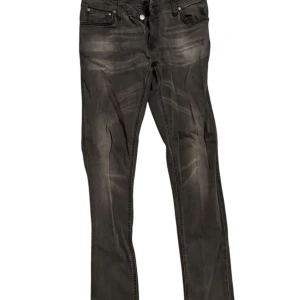 Grå jeans från Nudie Jeans - Snygga grå jeans från Nudie Jeans med en klassisk femficksdesign. Perfekta för en stilren look. Waist 33 Length 32