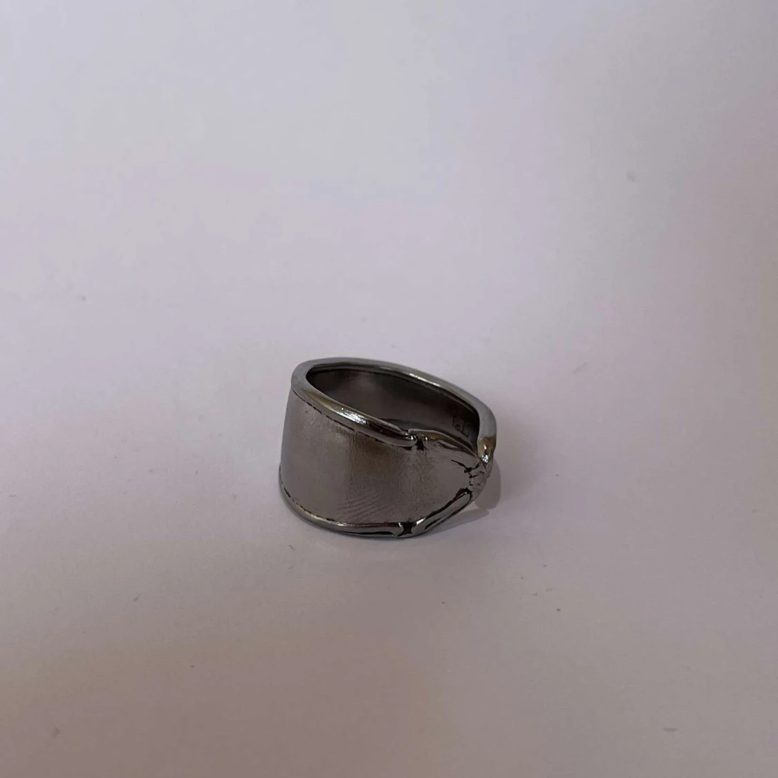 Silverfärgad ring