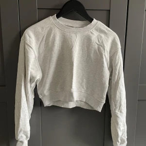 Grå croppad collegetröja  - Grå croppad collegetröja från H&M Divided i Strl XS.