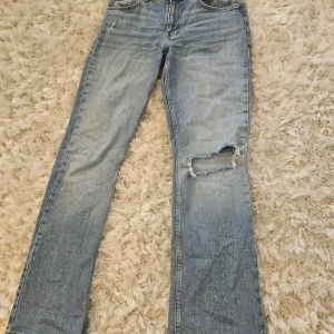 Blå jeans med hål - Snygga blå jeans från gina tricot med en cool slitning på ena benet. Pris kan diskuteras vid snabb affär💝💝