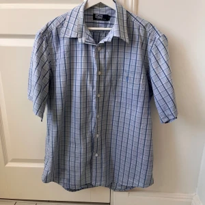 Ralph Lauren skjorta - Har missfärgingar, vet om det går att ta bort eller ej. Märks inte super mycket direkt. Passar M/L