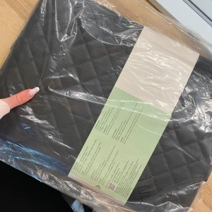 datafodral i skinn - Svart datorfodral i skinn, designen är rutat som man ser mer detaljerad på andra bilden!😍😍 Mått: , från Arvok! Som ni ser är fodralet i nytt skick och har ej packaterats upp!🩷 Hör av er vid fler funderingar, pris kan diskuteras!!💕. (FRI FRAKT)
