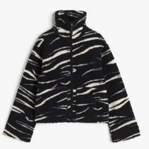 Svart och vit teddyjacka med zebramönster - jätte fin jacka perfekt till våren. säljer för att jag inte använder så mucket längre. jätte bra skick. skriv för fler bilder eller frågor. tryck gärna på köp nu💕 