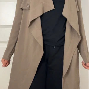 Beige Kappa - Jätte fin kappa helt nytt aldrig använd!! Från zalando. ordinarie pris: 900kr nu pris 300kr