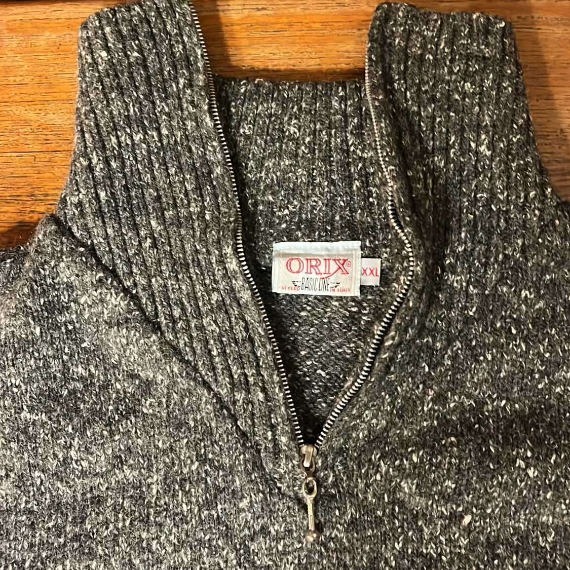 Grå stickad tröja med dragkedja från Orix - 2