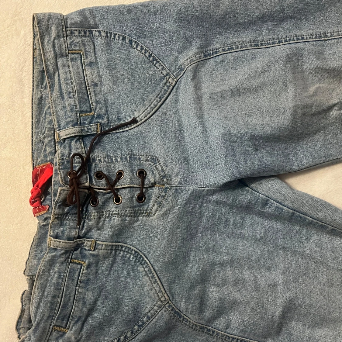 Lågmidjade bootcut jeans med snörningar/knytningar - 3