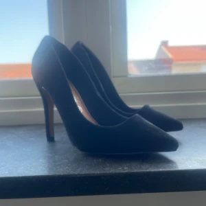 Svarta pumps från Marypaz - Snygga svarta pumps från Marypaz med spetsig tå. Nyskick 