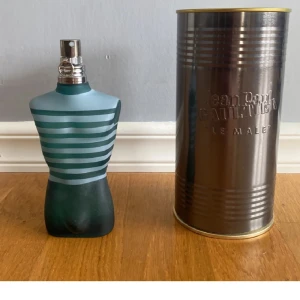 Le Male Eau de Toilette från Jean Paul Gaultier - Säljer en ikonisk Le Male Eau de Toilette från Jean Paul Gaultier. Flaskan är formad som en manlig torso i blått glas med ränder. Den kommer med en metallburk som förpackning. Perfekt för den som vill ha en klassisk och maskulin doft. Jag har knappt andvänt den kanske typ 10 sprut sen har den bara stått de är kanske 65 militer i den. Jag är prut bar vid snabb affär. Skriv om ni har några funderingar!