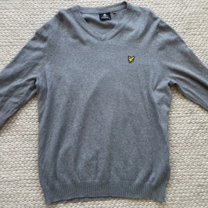Lyle & scott stickat  - Lyle & scott stickat grå, bra skick, storlek XL, hör av dig vid funderingar!