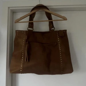 Brun mocha väska  - Aldrig använd, mycket fint skick. Skicka ett prisförslag så kan vi komma överens🥰Pris nedan är bara förslag.