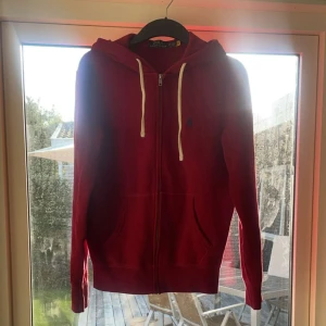 RALPH LAUREN ZIP - Vi säljer nu denna Ralph lauren zipen i nyskick, tröjan har inga defekter och har storleken XS men kan även passa som S. Vid funder8gnar är det jara att skriva
