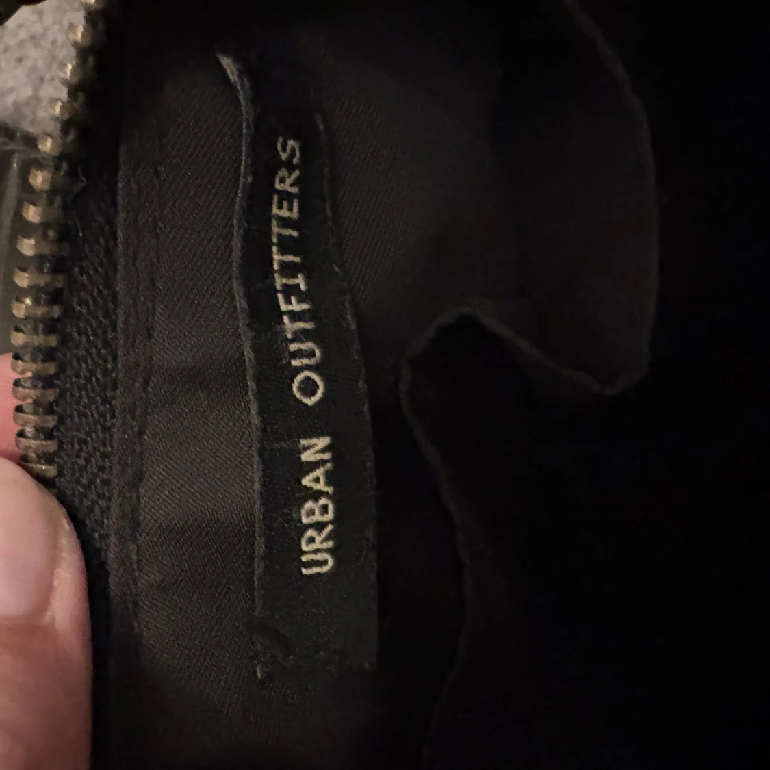 Svart axelväska i croco-mönstrat skinn från Urban Outfitters - 3